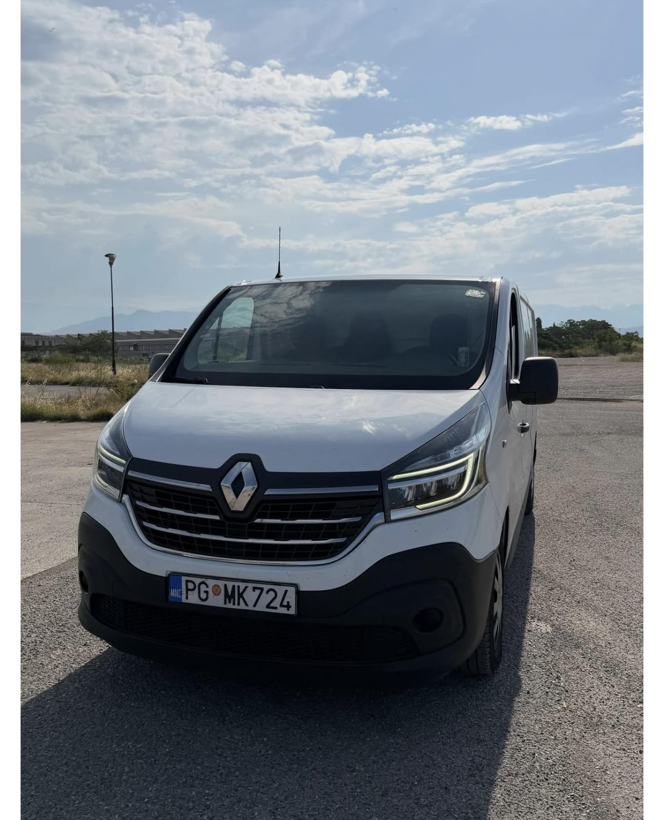 Kombi kurirske službe Sadović spreman za dostavu