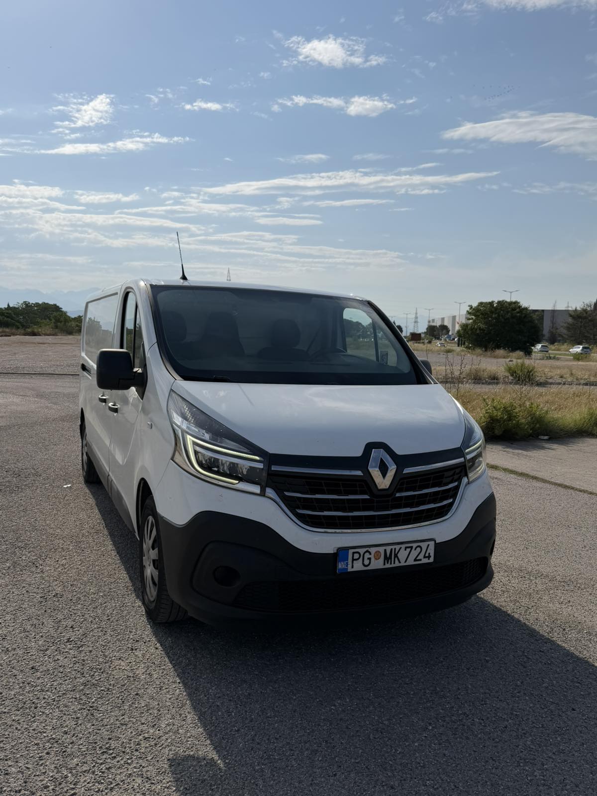 Kurirski kombi na putu